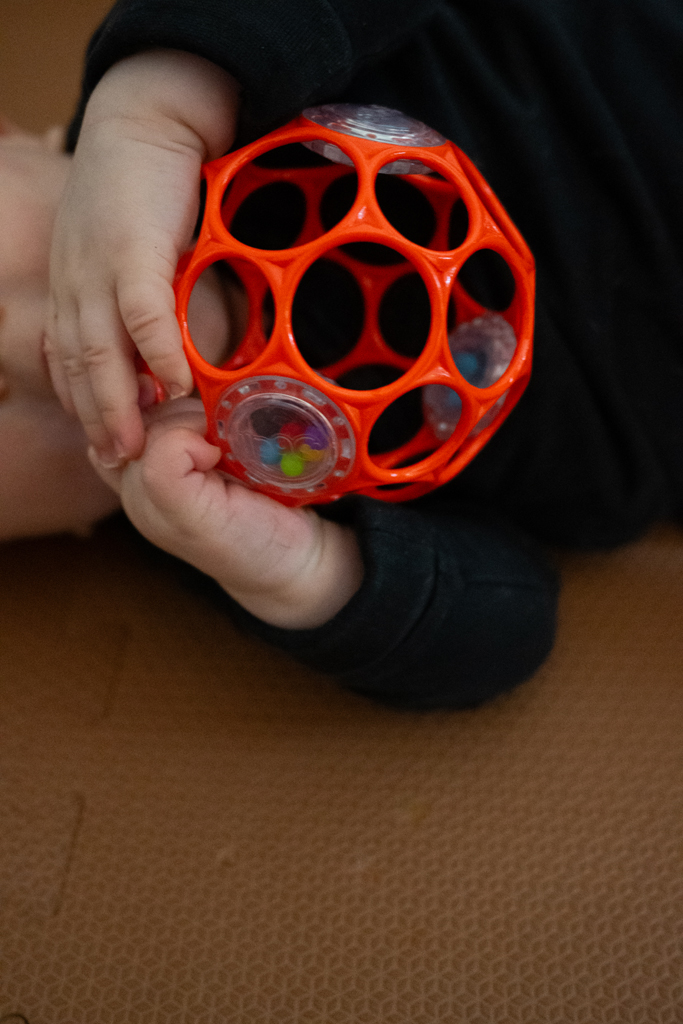 OBALL Hračka Oball RATTLE 10 cm 0m+ orange + 50 ml Aquaint