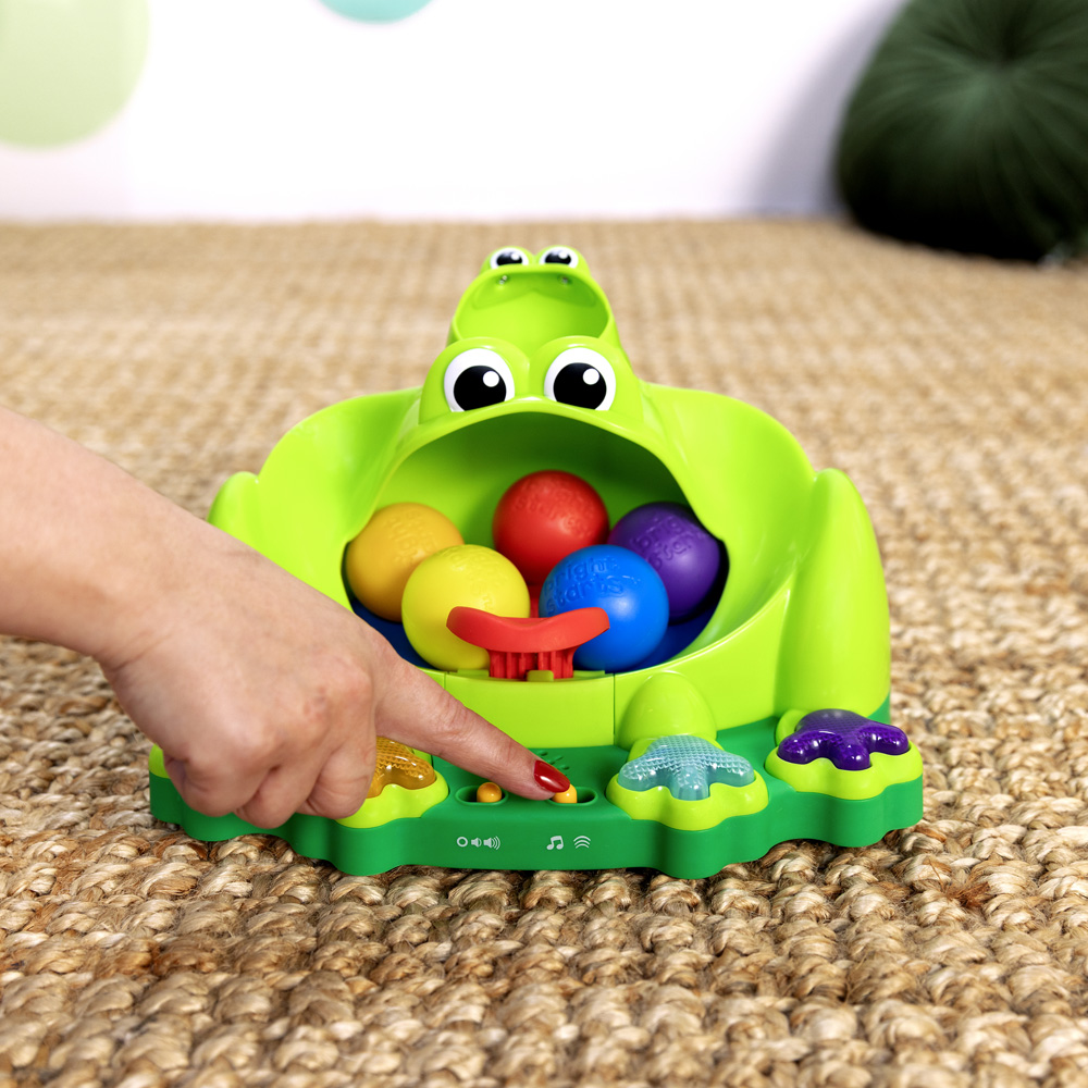 BRIGHT STARTS Hračka interaktívna Poppin' Ball Frog™  6m+