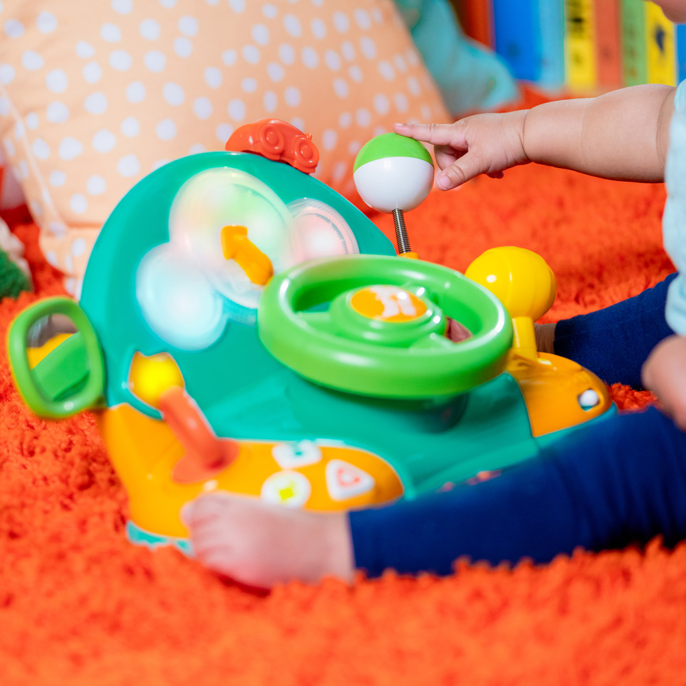 BRIGHT STARTS Hračka hudobná svetelná volant Lights&amp;Colors Driver™ 6m+