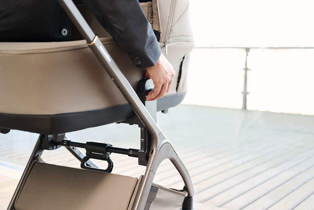 EASYWALKER Kočík kombinovaný Zoey Pure Black + CBX By CYBEX Aton B2 i-Size + základňa
