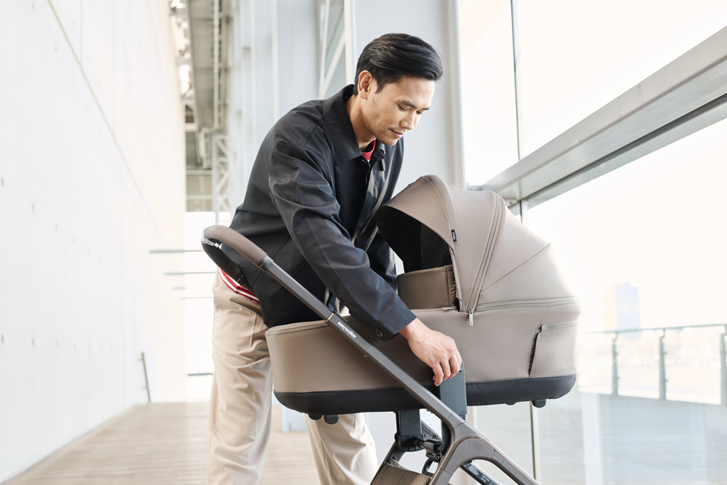 EASYWALKER Kočík kombinovaný Zoey Pure Black + CBX By CYBEX Aton B2 i-Size + základňa