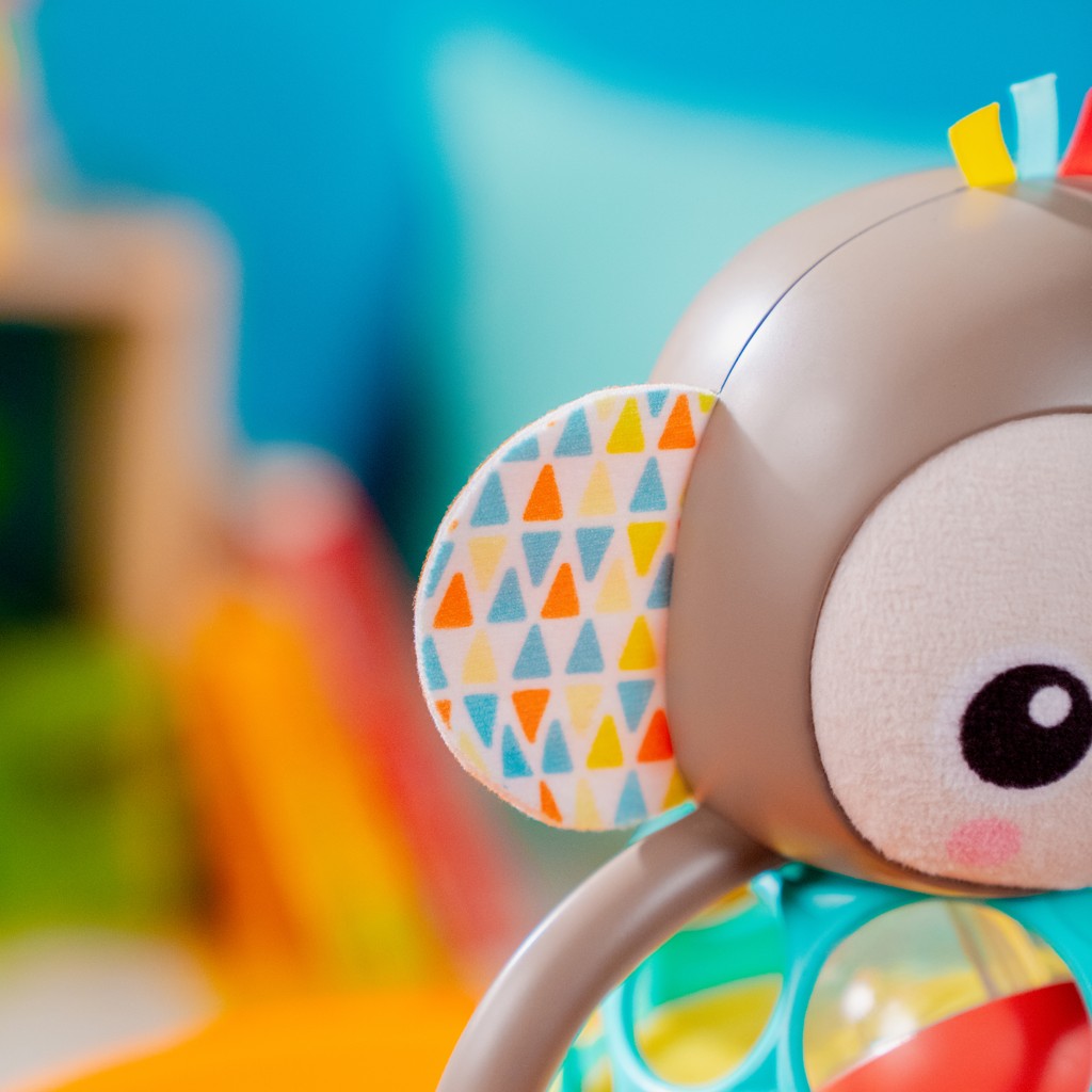 OBALL Hračka multisenzorická Grab &amp; Giggle Monkey™ 6m+