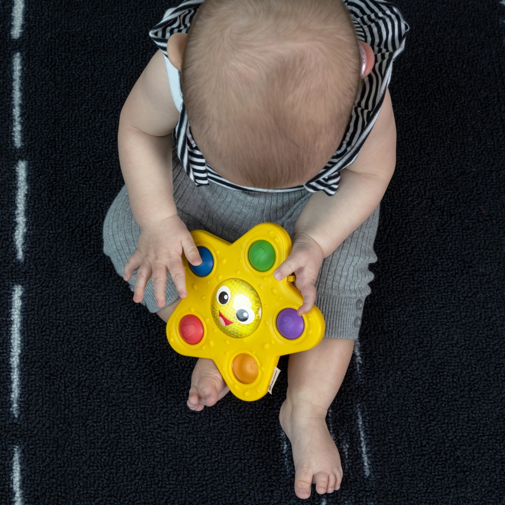 BABY EINSTEIN Hračka aktívna s prísavkou Pop &amp; Glow Starfish™ 6m+