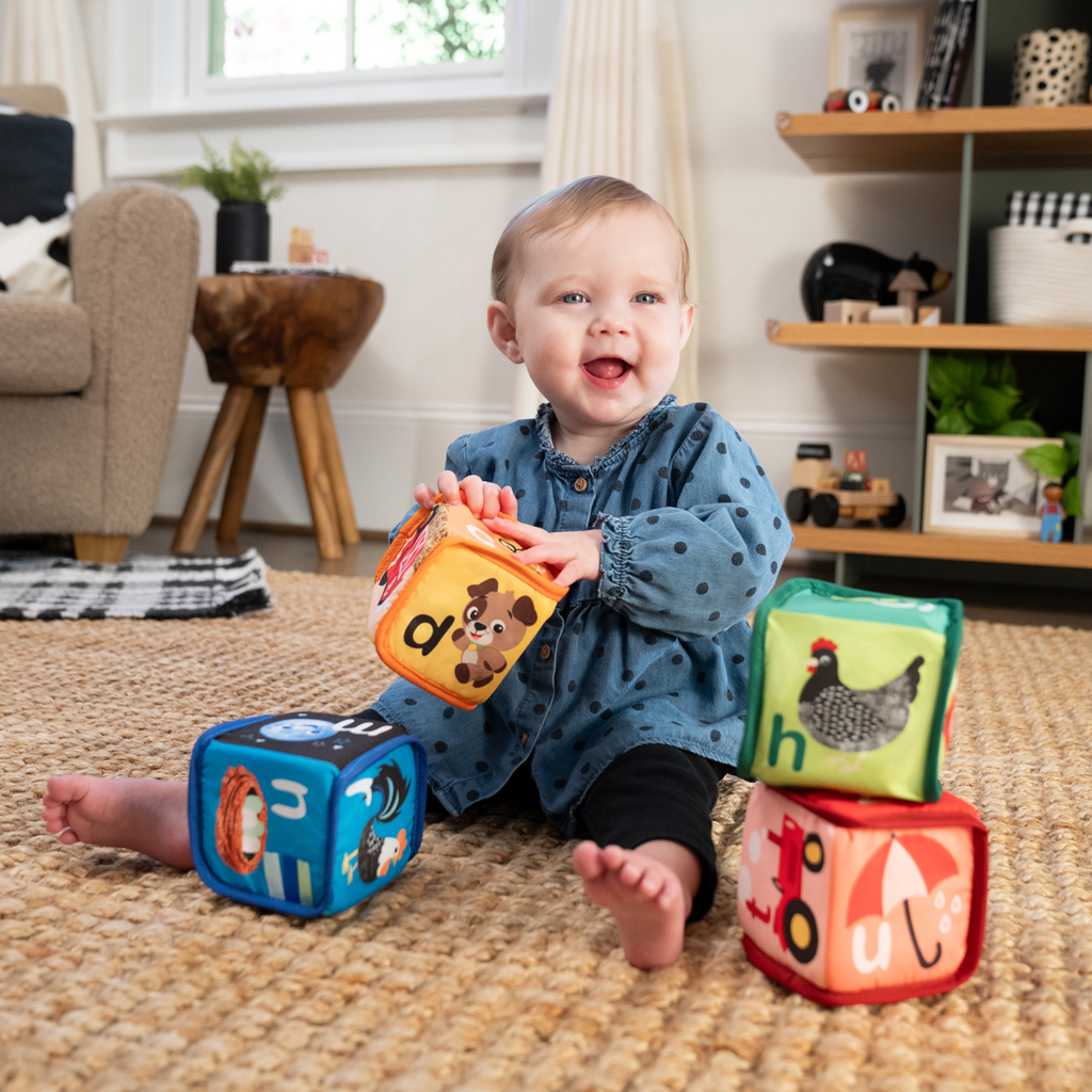 BABY EINSTEIN Hračka textilná kocky abeceda Alpha Stacks™ 4ks, 3m+