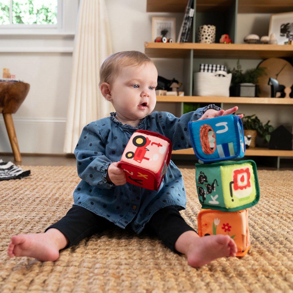 BABY EINSTEIN Hračka textilná kocky abeceda Alpha Stacks™ 4ks, 3m+