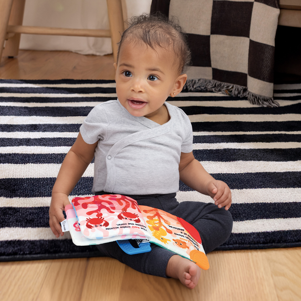 BABY EINSTEIN Knižka mäkká s hryzátkami a textúrami Shades of the Sea™, 0m+