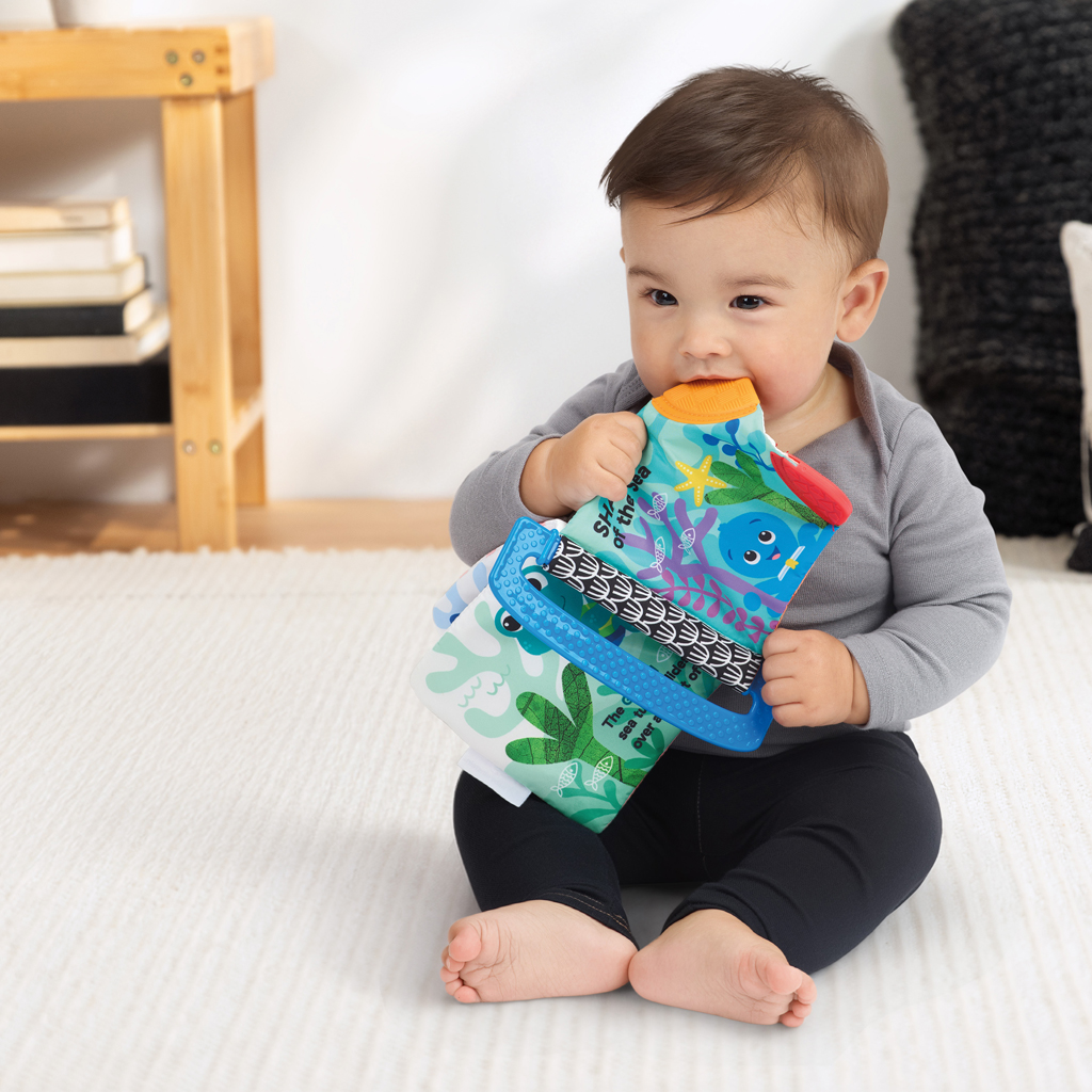 BABY EINSTEIN Knižka mäkká s hryzátkami a textúrami Shades of the Sea™, 0m+