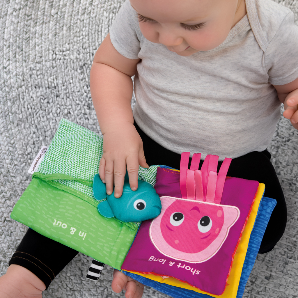 BABY EINSTEIN Mäkká kniha plná aktivít Ocean Opposites™, 0m+