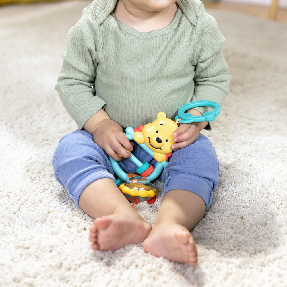 BRIGHT STARTS Hračka na C krúžku aktívna Winnie the Pooh Busy Bear™ 0m+