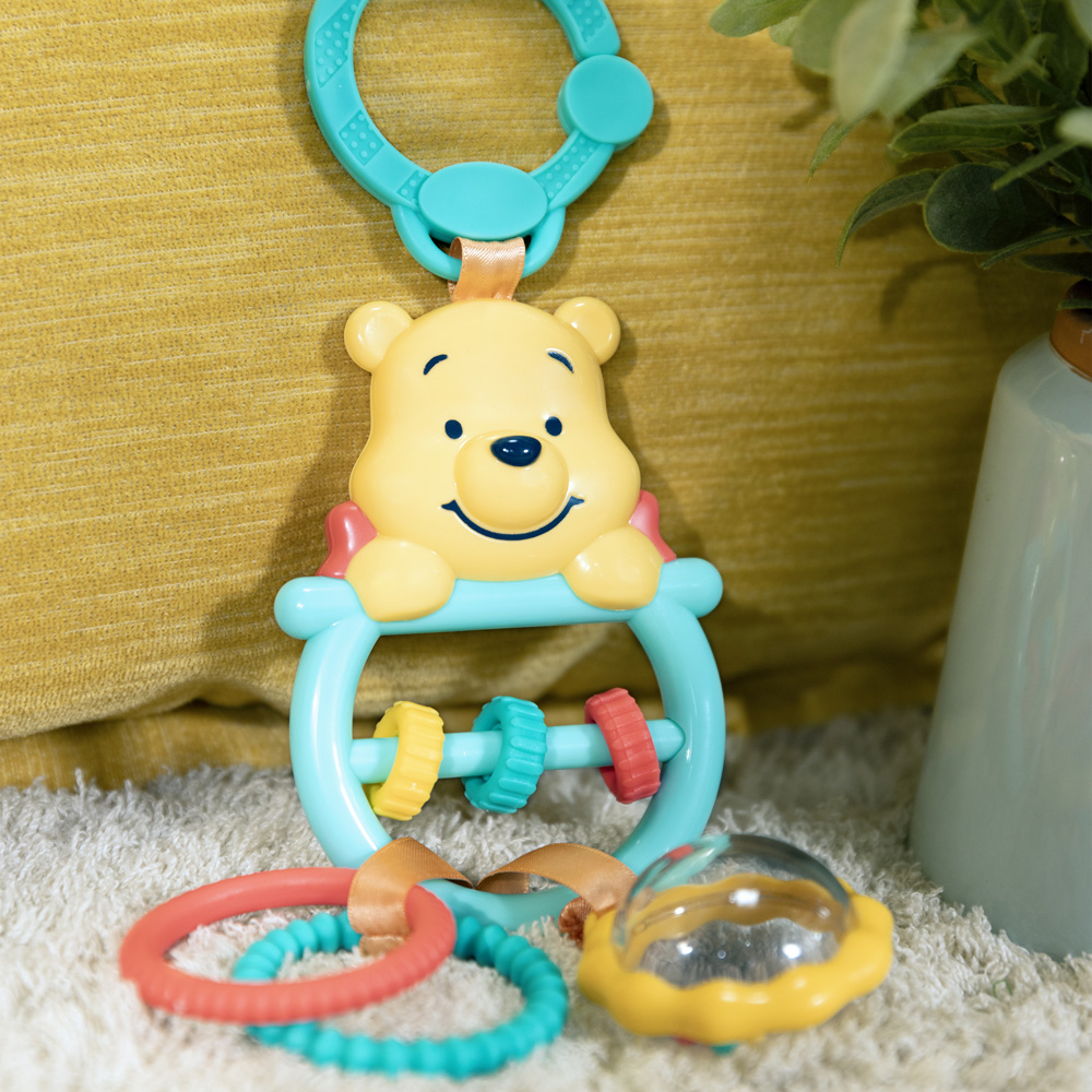 BRIGHT STARTS Hračka na C krúžku aktívna Winnie the Pooh Busy Bear™ 0m+