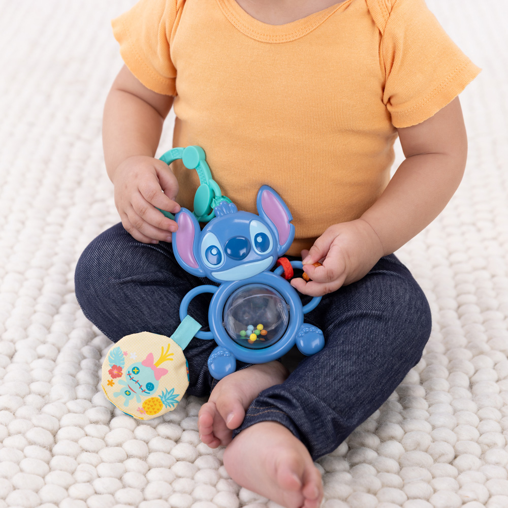 BRIGHT STARTS Hračka na C krúžku senzorická Stitch Tummy Tumble™ 0m+