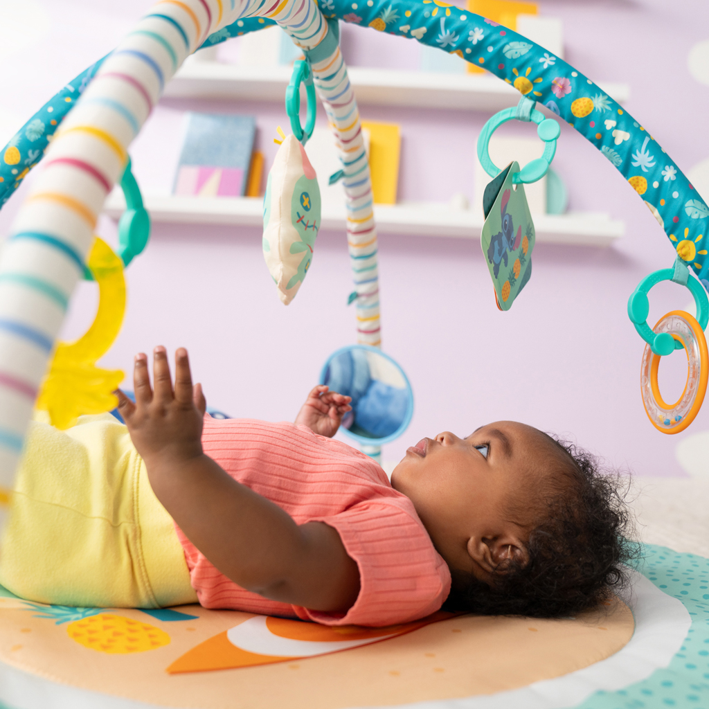 DISNEY BABY Deka na hranie pre rozvoj motoriky a zmyslov Stitch Party Paradise™, 0m+