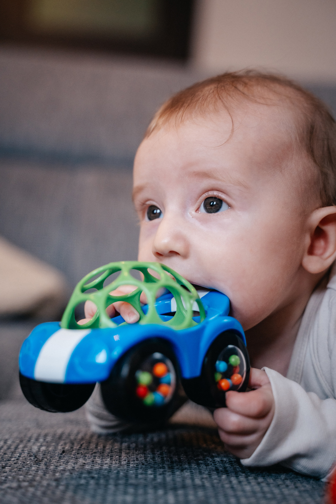 OBALL Hračka autíčko Rattle&amp;Roll™, modré 3m+