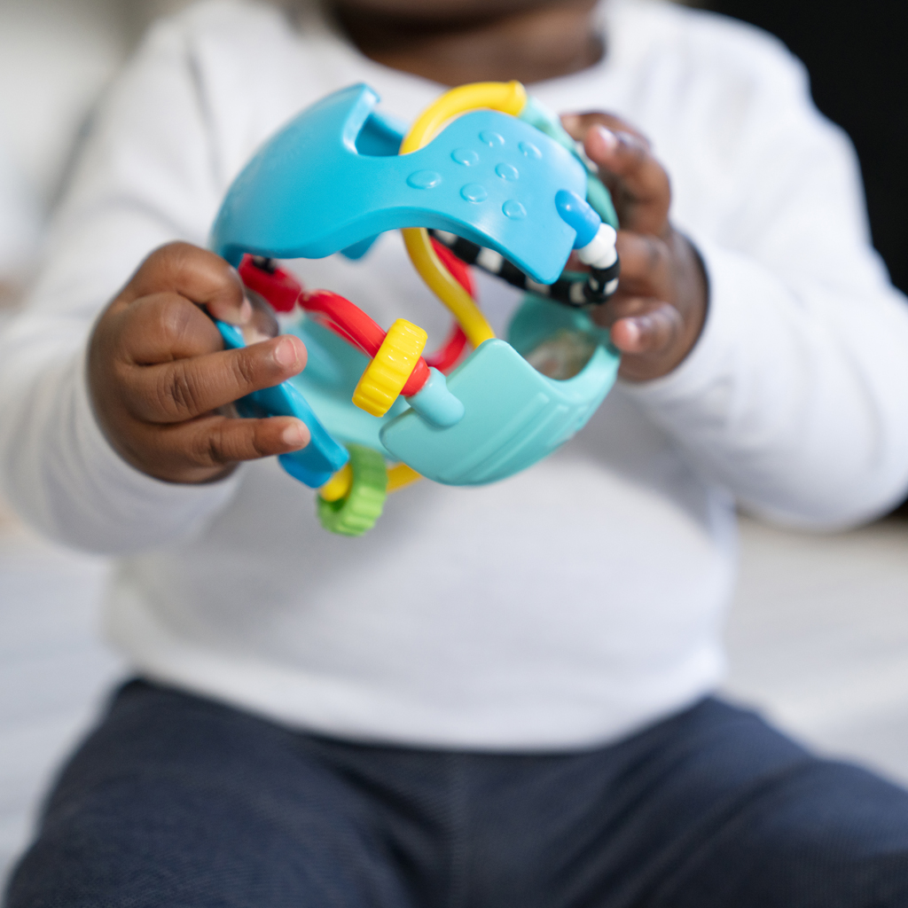BABY EINSTEIN Hračka senzorická lopta s hryzačkou Rattle &amp; Sense™ 3m+