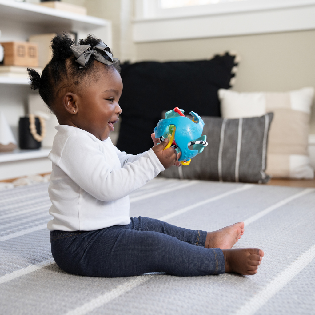 BABY EINSTEIN Hračka senzorická lopta s hryzačkou Rattle &amp; Sense™ 3m+