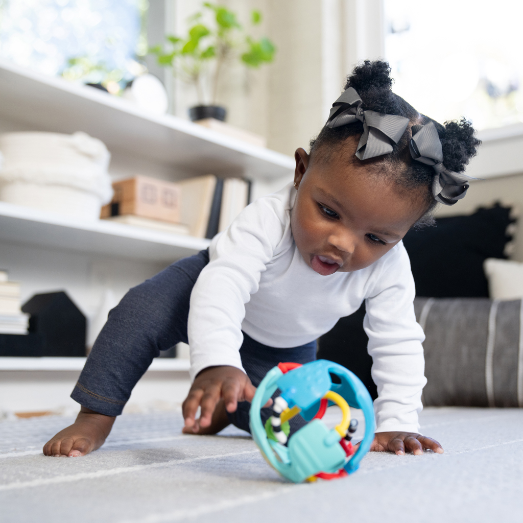 BABY EINSTEIN Hračka senzorická lopta s hryzačkou Rattle &amp; Sense™ 3m+
