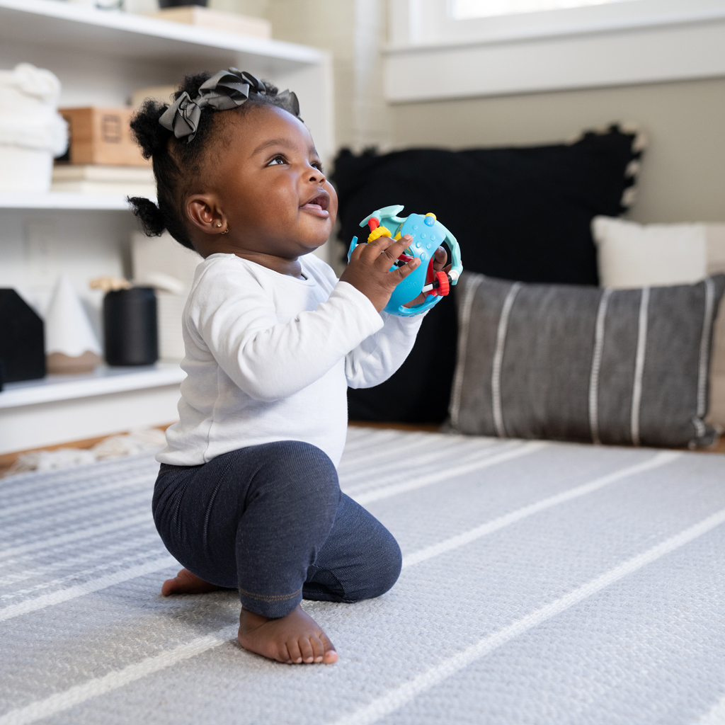 BABY EINSTEIN Hračka senzorická lopta s hryzačkou Rattle &amp; Sense™ 3m+