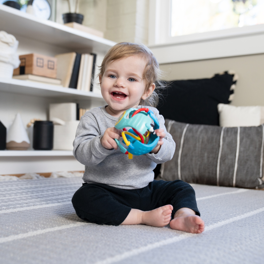 BABY EINSTEIN Hračka senzorická lopta s hryzačkou Rattle &amp; Sense™ 3m+