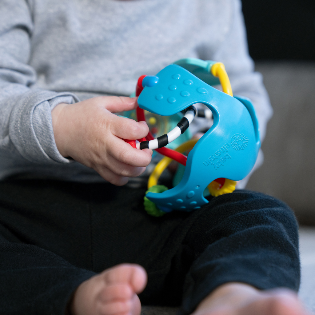 BABY EINSTEIN Hračka senzorická lopta s hryzačkou Rattle &amp; Sense™ 3m+