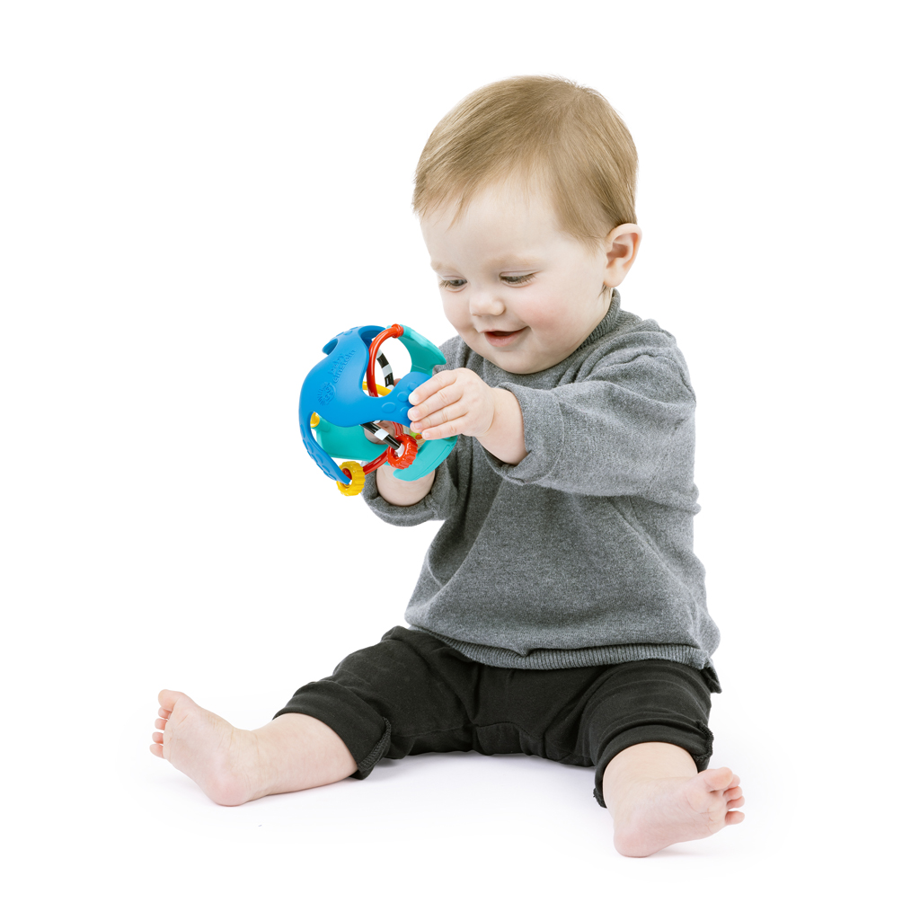 BABY EINSTEIN Hračka senzorická lopta s hryzačkou Rattle &amp; Sense™ 3m+