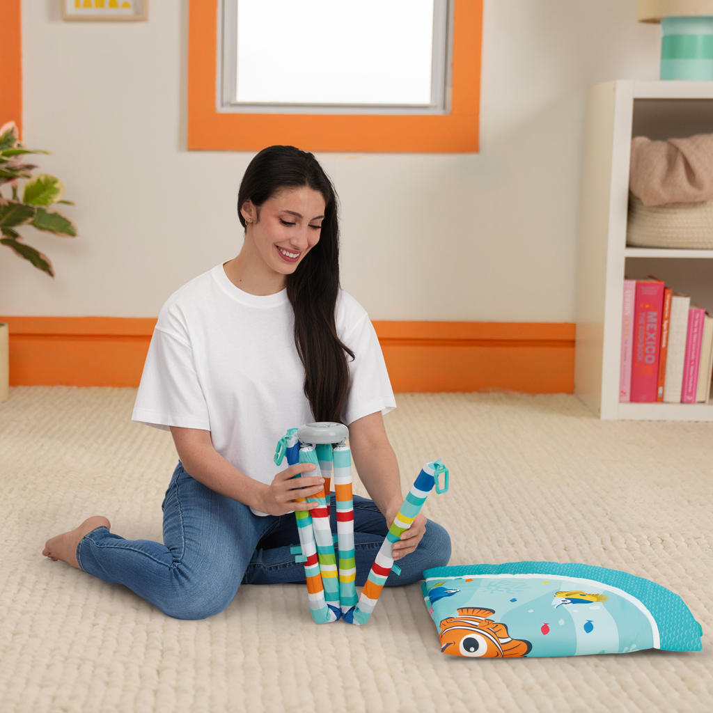 BRIGHT STARTS Deka hracia pre rozvoj motoriky a zmyslov Finding Nemo POP 'N Wiggle™, 0m+