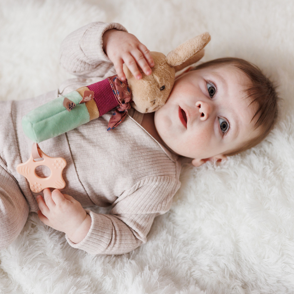 BABYONO Hračka pískacia s hryzačkou Rabbit Karo 3m+