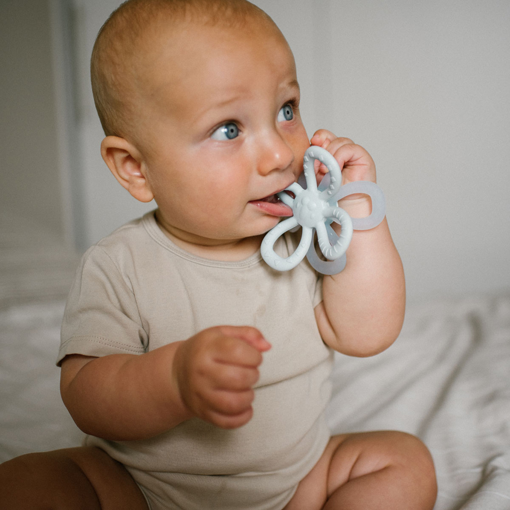 BABYONO Hryzačka silikónová Flower Blue