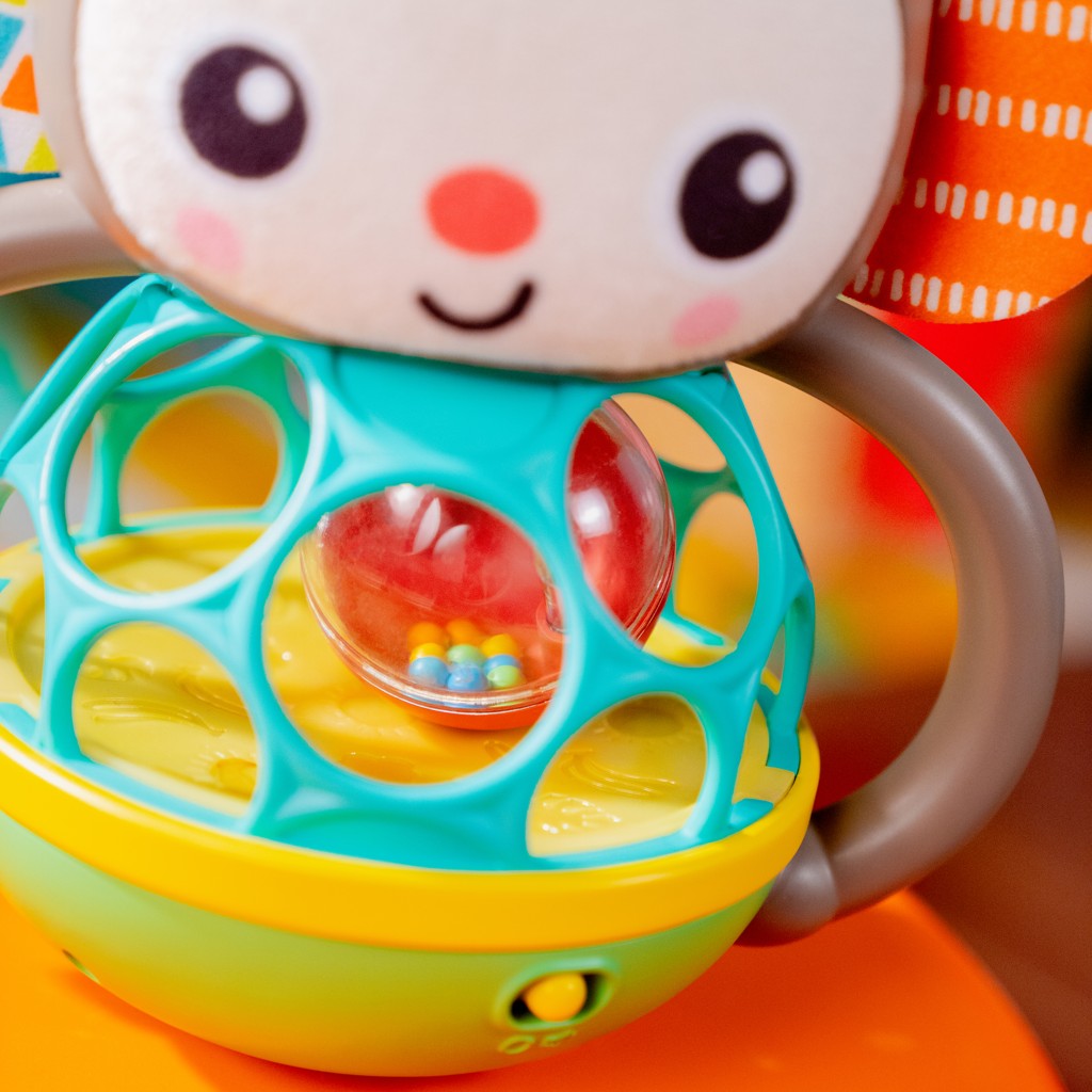 OBALL Hračka multisenzorická Grab &amp; Giggle Monkey™ 6m+