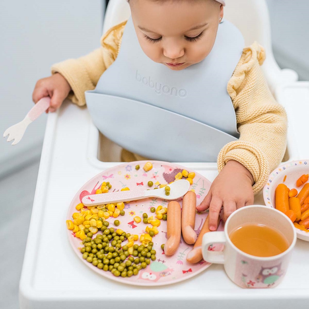 BABYONO Podbradník mäkký plastový s vreckom bez BPA grey 6m+