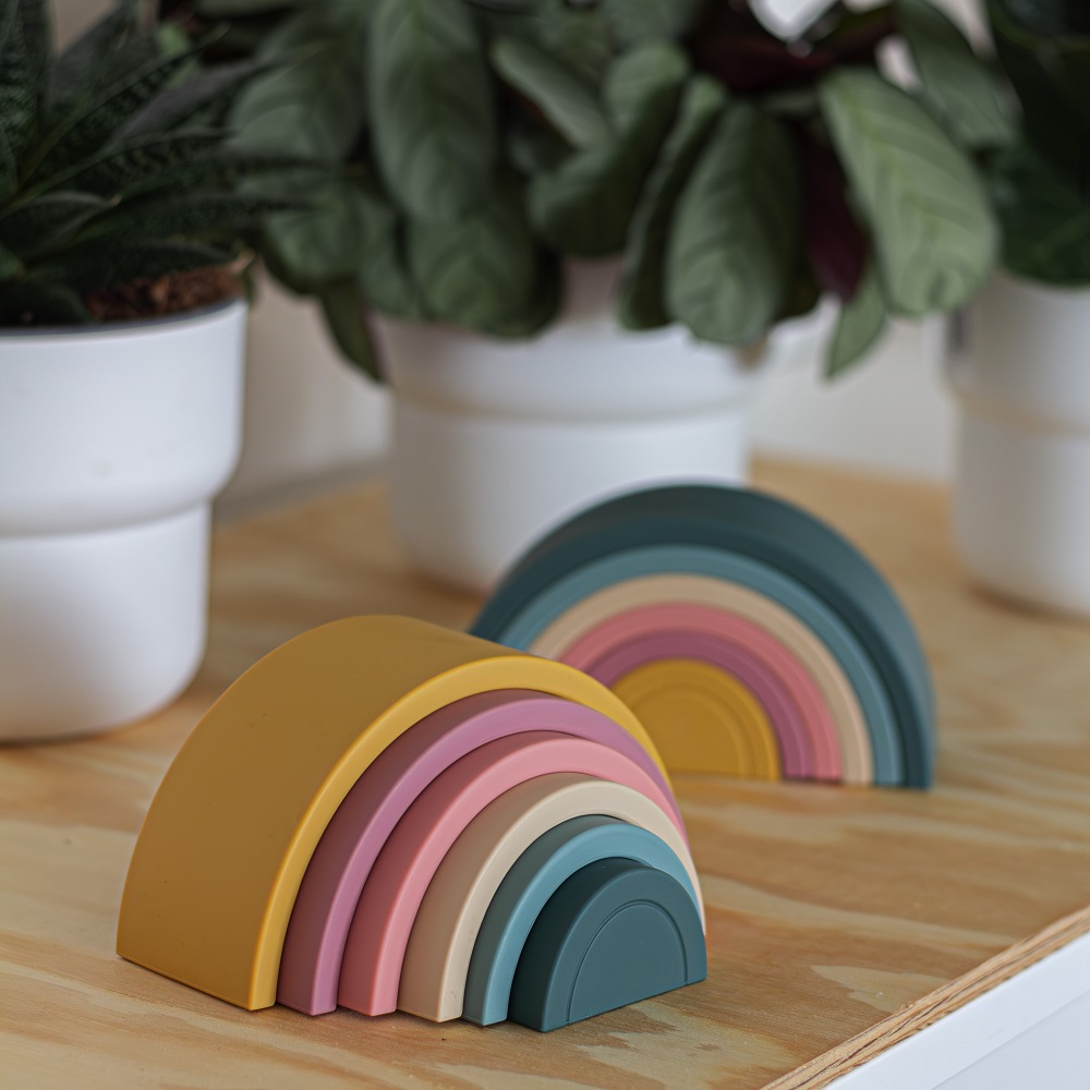 PETITE&amp;MARS Hračka silikónová skladacia Rainbow Intense Ochre 12m+