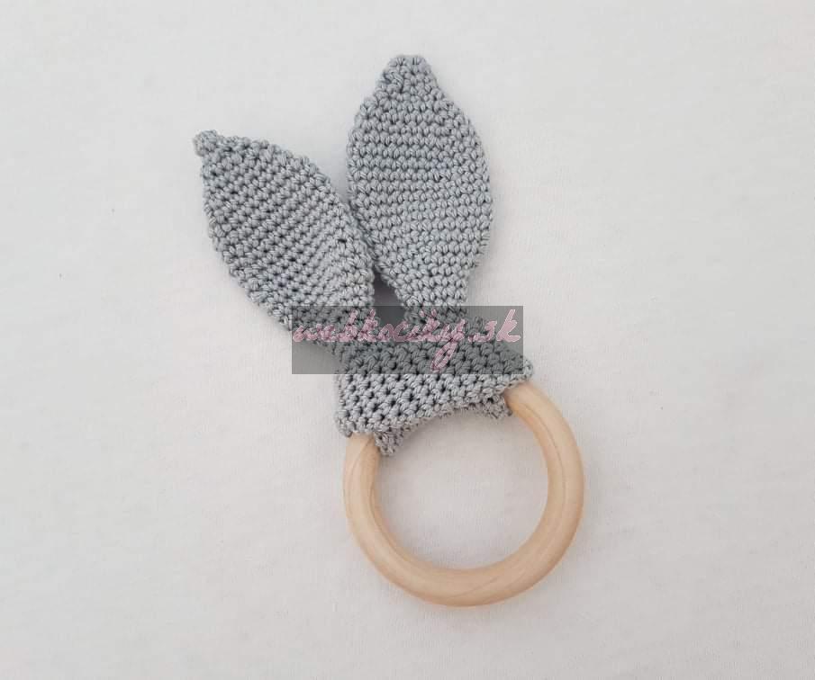 Handmade hryzátko s háčkovanými uškami sivá